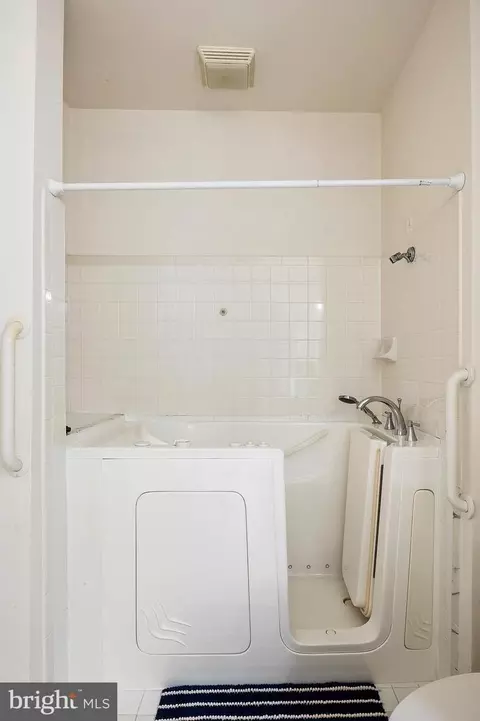 Bath - 338 Hamlet Cir, Edgewater, MD 21037 photo 2 of 4