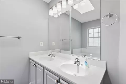 Bath - 30 Millhaven Ct, Edgewater, MD 21037 photo 3 of 6