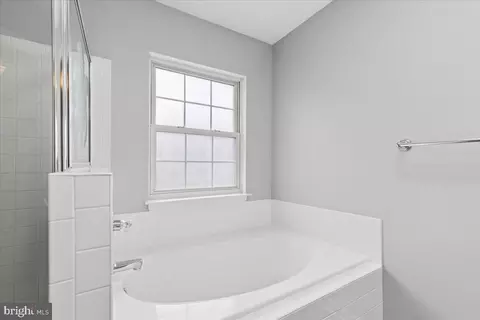 Bath - 30 Millhaven Ct, Edgewater, MD 21037 photo 4 of 6