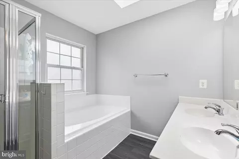 Bath - 30 Millhaven Ct, Edgewater, MD 21037 photo 2 of 6