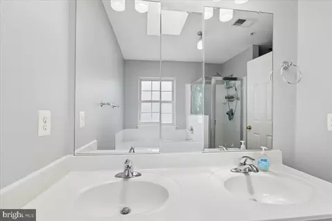 Bath - 30 Millhaven Ct, Edgewater, MD 21037 photo 5 of 6