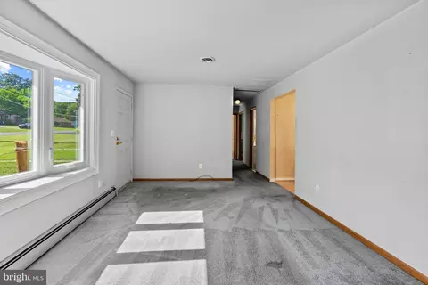 Living - 7959 Oak Rd, Pasadena, MD 21122 photo 4 of 4