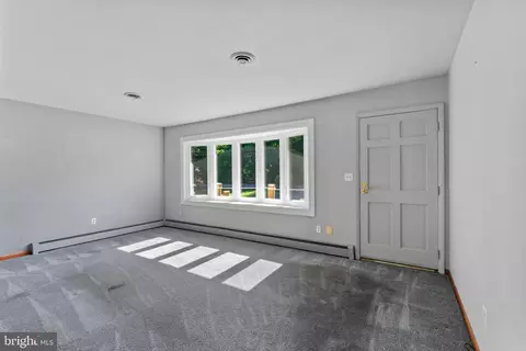 Living - 7959 Oak Rd, Pasadena, MD 21122 photo 2 of 4