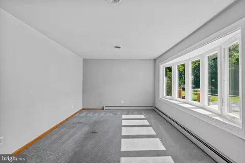 Living - 7959 Oak Rd, Pasadena, MD 21122 photo 3 of 4
