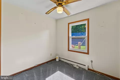 Bedroom - 7959 Oak Rd, Pasadena, MD 21122 photo 5 of 8