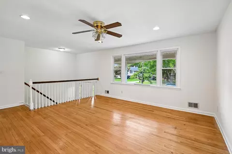 Living - 7879 Elizabeth Rd, Pasadena, MD 21122 photo 2 of 8