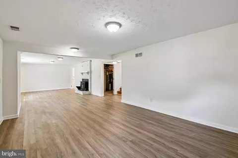 Living - 7879 Elizabeth Rd, Pasadena, MD 21122 photo 6 of 8