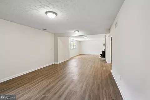 Living - 7879 Elizabeth Rd, Pasadena, MD 21122 photo 5 of 8