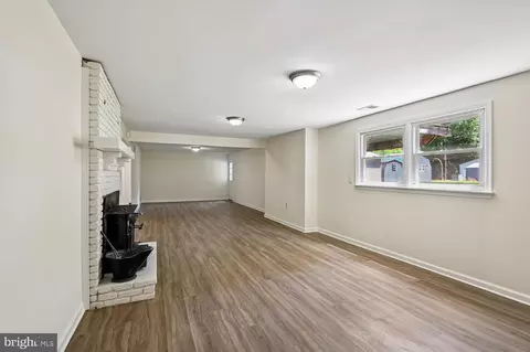 Living - 7879 Elizabeth Rd, Pasadena, MD 21122 photo 4 of 8