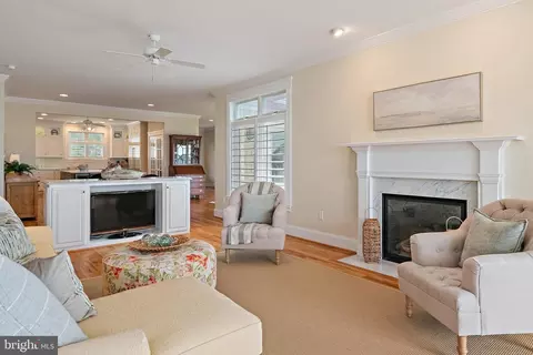 Living - 3650 Bay Dr, Edgewater, MD 21037 photo 6 of 7