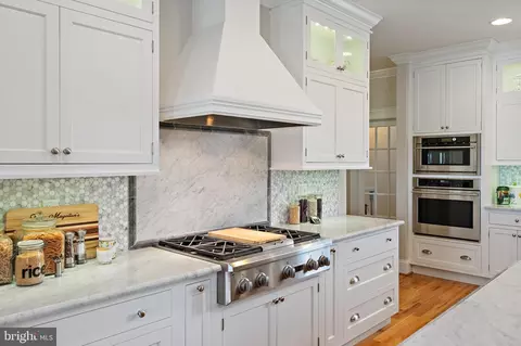 Kitchen - 3650 Bay Dr, Edgewater, MD 21037 photo 5 of 8