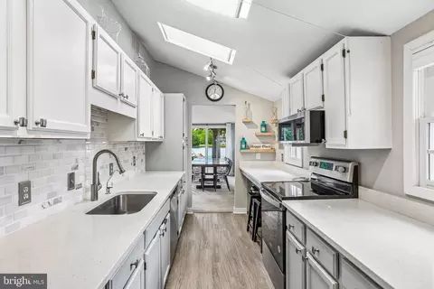 Kitchen - 275 Gibson Rd, Pasadena, MD 21122 photo 1 of 3