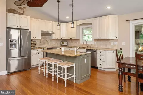 Kitchen - 1134 Valley Dr, Pasadena, MD 21122 photo 2 of 3