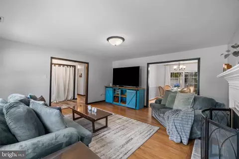 Entry Way - 117 Oakwood Rd, Edgewater, MD 21037 photo 2 of 4