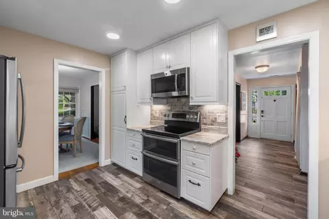 Entry Way - 117 Oakwood Rd, Edgewater, MD 21037 photo 4 of 4
