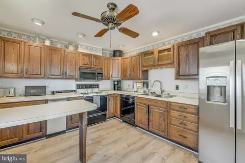 Kitchen - 3440 S River Ter, Edgewater, MD 21037 photo 3 of 4