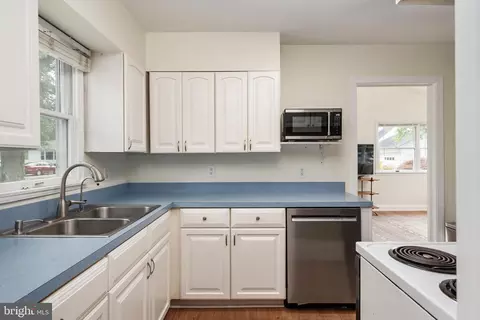 Kitchen - 812 Bay View Dr, Deale, MD 20751 photo 2 of 2