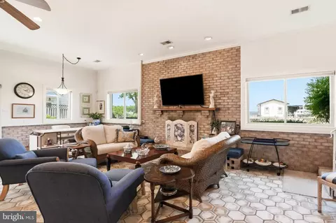 Living - 3689 1st Ave, Edgewater, MD 21037 photo 3 of 4