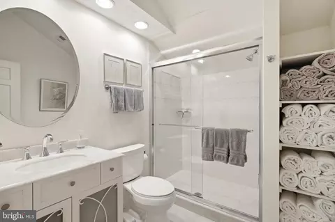 Bath - 3689 1st Ave, Edgewater, MD 21037 photo 1 of 3