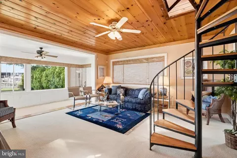 Living - 3689 1st Ave, Edgewater, MD 21037 photo 4 of 4