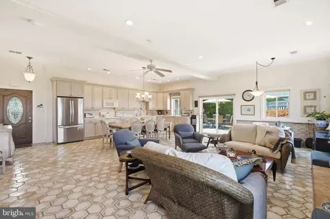 Living - 3689 1st Ave, Edgewater, MD 21037 photo 1 of 4