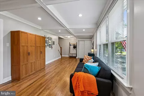 Entry Way - 252 Magothy Bridge Rd, Pasadena, MD 21122 photo 2 of 4