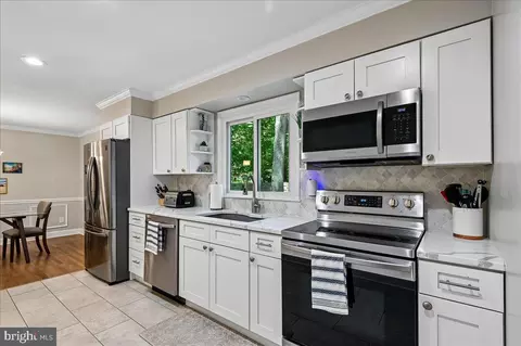 Kitchen - 252 Magothy Bridge Rd, Pasadena, MD 21122 photo 2 of 2