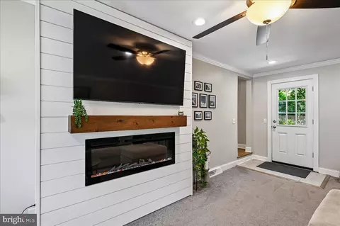 Entry Way - 252 Magothy Bridge Rd, Pasadena, MD 21122 photo 4 of 4
