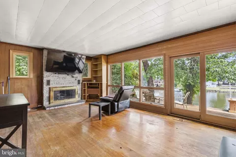 Living - 626 Laurel Dr, Pasadena, MD 21122 photo 1 of 3
