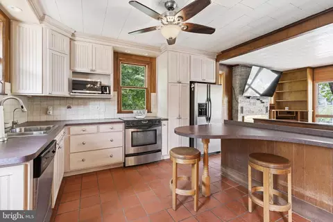 Kitchen - 626 Laurel Dr, Pasadena, MD 21122 photo 1 of 1