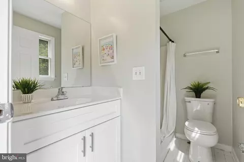 Bath - 1007 Tasker Ln, Arnold, MD 21012 photo 1 of 2