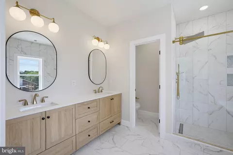 Bath - 914 Van Buren St, Annapolis, MD 21403 photo 2 of 4