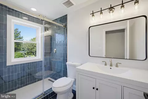 Bath - 914 Van Buren St, Annapolis, MD 21403 photo 4 of 4