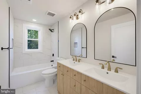 Bath - 914 Van Buren St, Annapolis, MD 21403 photo 3 of 4