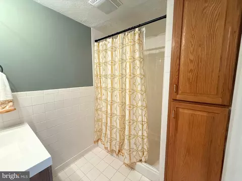 Bath - 736 Hillmeade Rd, Edgewater, MD 21037 photo 2 of 5