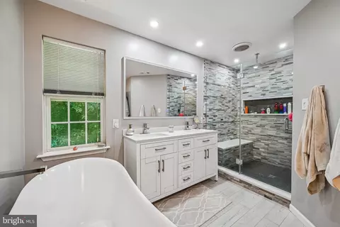 Bath - 2996 Winding River Pl, Laurel, MD 20724 photo 2 of 5