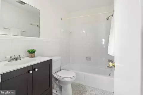 Bath - 1908 Dulaney Pl, Annapolis, MD 21409 photo 1 of 3