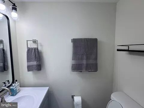 Bath - 1512 Winterberry Dr, Arnold, MD 21012 photo 2 of 8