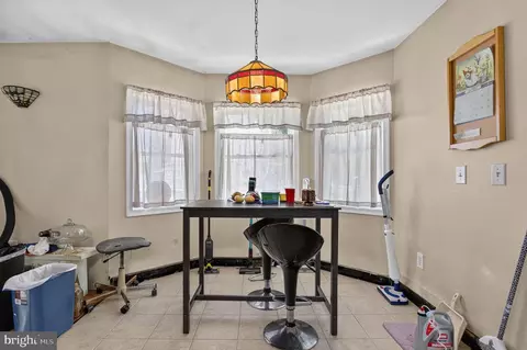 Entry Way - 231 Carvel Rd, Pasadena, MD 21122 photo 4 of 10