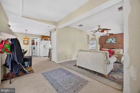 Entry Way - 231 Carvel Rd, Pasadena, MD 21122 photo 2 of 10