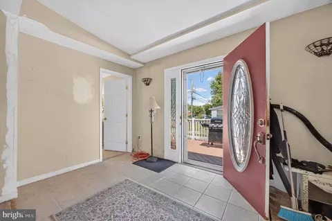 Entry Way - 231 Carvel Rd, Pasadena, MD 21122 photo 1 of 10