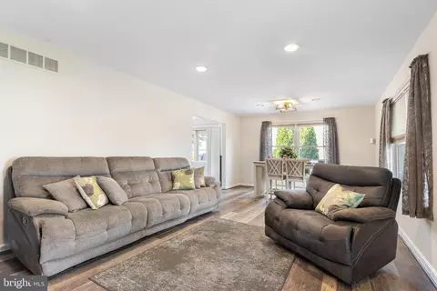 Entry Way - 758 210th St, Pasadena, MD 21122 photo 1 of 4