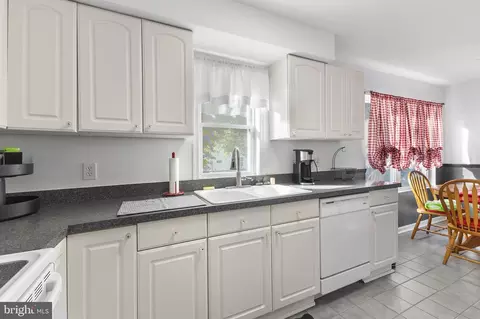 Kitchen - 758 210th St, Pasadena, MD 21122 photo 2 of 2