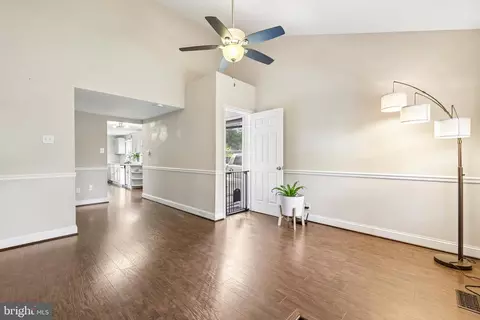 Entry Way - 335 Beach Ave, Pasadena, MD 21122 photo 4 of 7