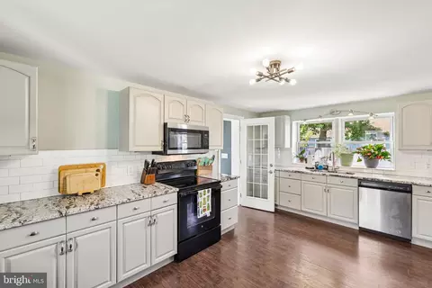 Entry Way - 335 Beach Ave, Pasadena, MD 21122 photo 5 of 7