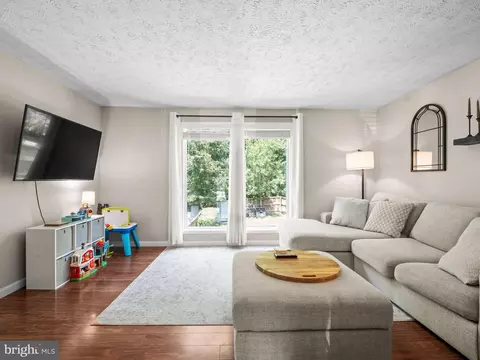 Living - 3634 Robin Air Ct, Pasadena, MD 21122 photo 2 of 4
