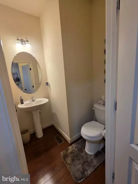 Entry Way - 3907 Cleaver Ct, Pasadena, MD 21122 photo 2 of 9