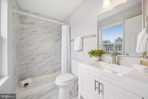 Bath - 3708 6th Ave, Edgewater, MD 21037 photo 2 of 3