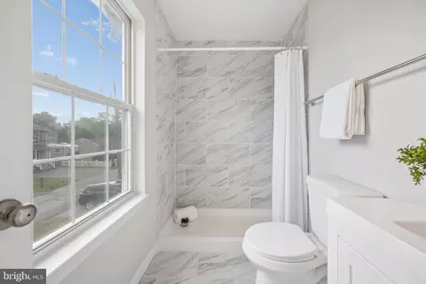Bath - 3708 6th Ave, Edgewater, MD 21037 photo 3 of 3