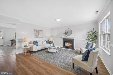Living - 3708 6th Ave, Edgewater, MD 21037 photo 3 of 4